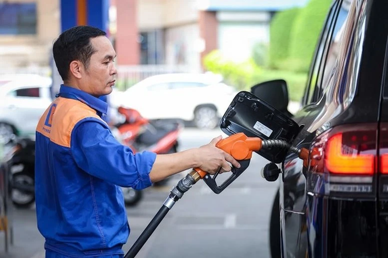 Từ ngày mai, hàng triệu người dân Việt Nam sẽ chứng kiến một sự thay đổi lớn về xăng dầu Từ ngày mai, hàng triệu người dân Việt Nam sẽ chứng kiến một sự thay đổi lớn về xăng dầu