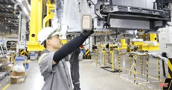 Tỷ phú Phạm Nhật Vượng tuyển 2.000 người cho VinFast, thu nhập tới 18 triệu đồng/tháng