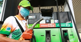 Ứng phó biến động xăng dầu: Nhiều quốc gia áp giá trần, tung gói hỗ trợ khủng