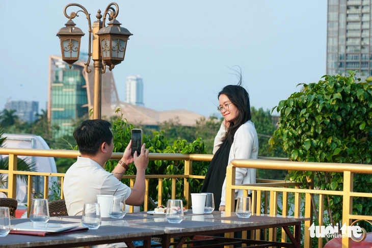 Uống trà chiều trên du thuyền, chụp ảnh TP.HCM lung linh ánh đèn Uống trà chiều trên du thuyền, chụp ảnh TP.HCM lung linh ánh đèn