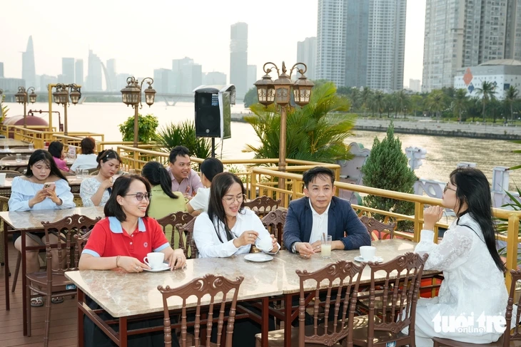 Uống trà chiều trên du thuyền, chụp ảnh TP.HCM lung linh ánh đèn Uống trà chiều trên du thuyền, chụp ảnh TP.HCM lung linh ánh đèn