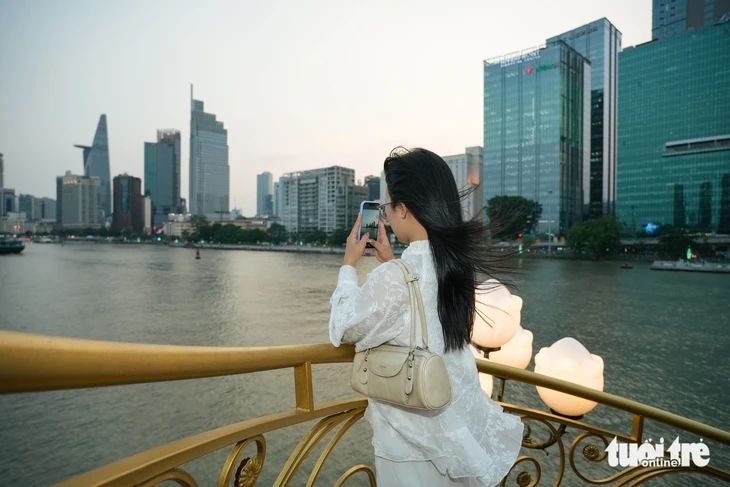 Uống trà chiều trên du thuyền, chụp ảnh TP.HCM lung linh ánh đèn Uống trà chiều trên du thuyền, chụp ảnh TP.HCM lung linh ánh đèn