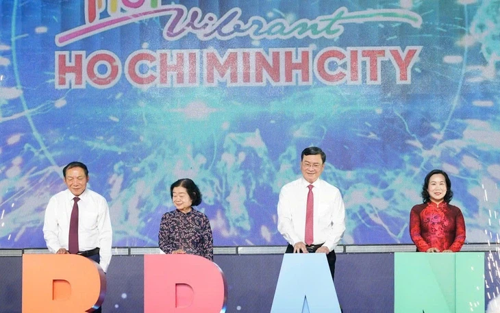 Uống trà chiều trên du thuyền, chụp ảnh TP.HCM lung linh ánh đèn Uống trà chiều trên du thuyền, chụp ảnh TP.HCM lung linh ánh đèn