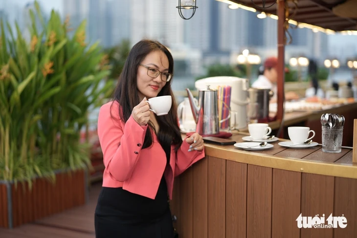 Uống trà chiều trên du thuyền, chụp ảnh TP.HCM lung linh ánh đèn Uống trà chiều trên du thuyền, chụp ảnh TP.HCM lung linh ánh đèn