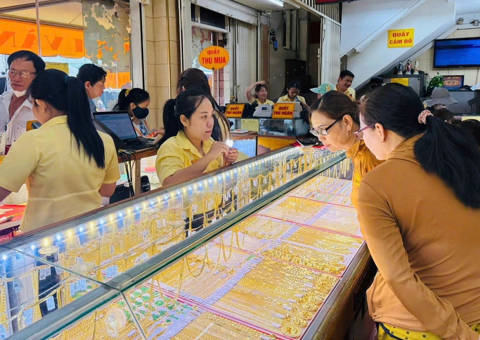 Vàng lao dốc nhiều phiên, sức mua chưa hạ nhiệt