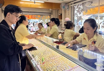 Vàng lao dốc, sức mua tăng mạnh tại các cửa hàng