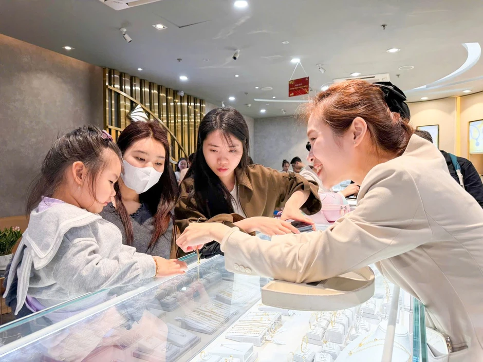 Vàng lao dốc, sức mua tăng mạnh tại các cửa hàng Vàng lao dốc, sức mua tăng mạnh tại các cửa hàng
