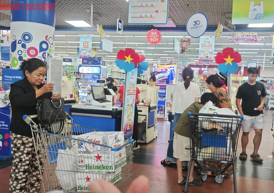 Vắng người mua sắm trực tiếp, siêu thị TPHCM vẫn có mặt hàng “cháy hàng”, doanh số gấp 4