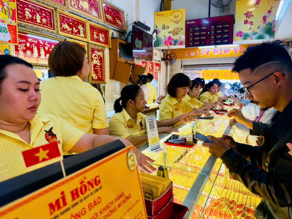 Vàng SJC bật tăng, vượt mốc 143 triệu đồng/lượng Vàng SJC bật tăng, vượt mốc 143 triệu đồng/lượng