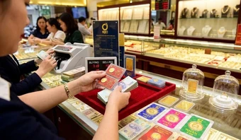 Vàng SJC và nhẫn trơn đồng loạt lao dốc, thị trường ngóng chờ ‘van’ nhập khẩu