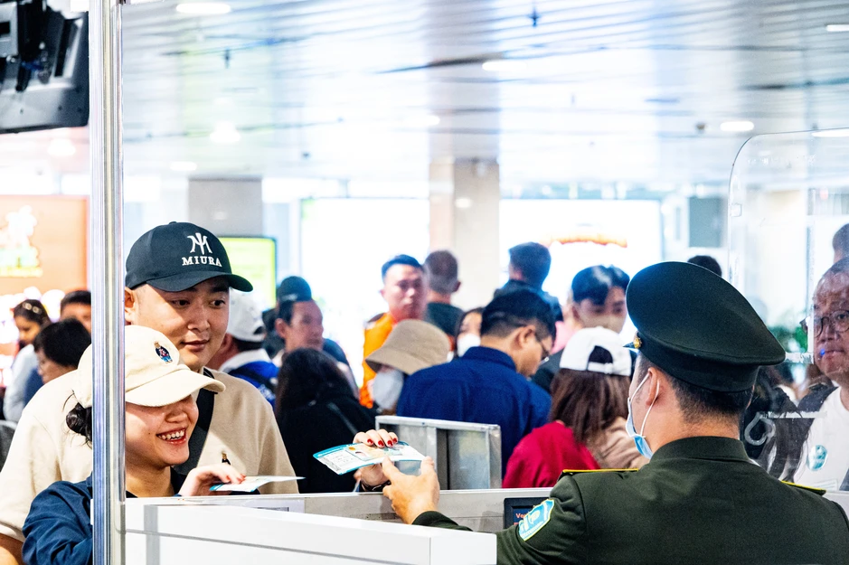 Vé máy bay giảm mạnh tới 50%, khách rầm rộ chốt tour du lịch hè