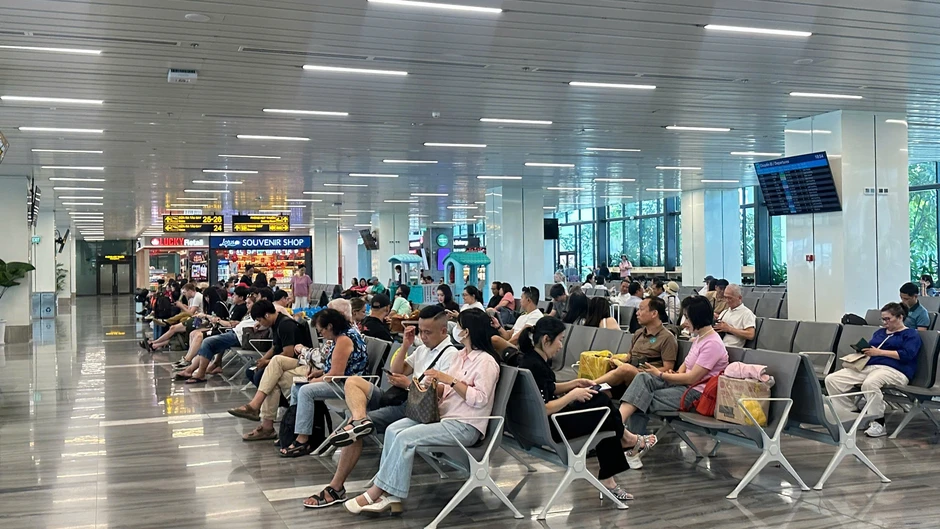 Vé máy bay giảm mạnh tới 50%, khách rầm rộ chốt tour du lịch hè