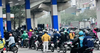 Vì sao cây xăng bán giới hạn xe máy 50.000 đồng/lượt, ô tô 500.000 đồng/lượt?
