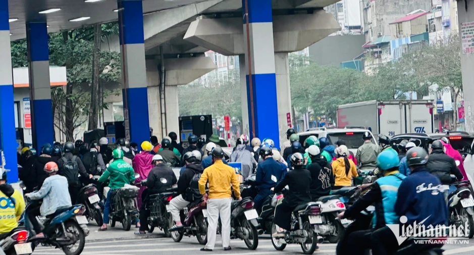 Vì sao cây xăng bán giới hạn xe máy 50.000 đồng/lượt, ô tô 500.000 đồng/lượt? Vì sao cây xăng bán giới hạn xe máy 50.000 đồng/lượt, ô tô 500.000 đồng/lượt?