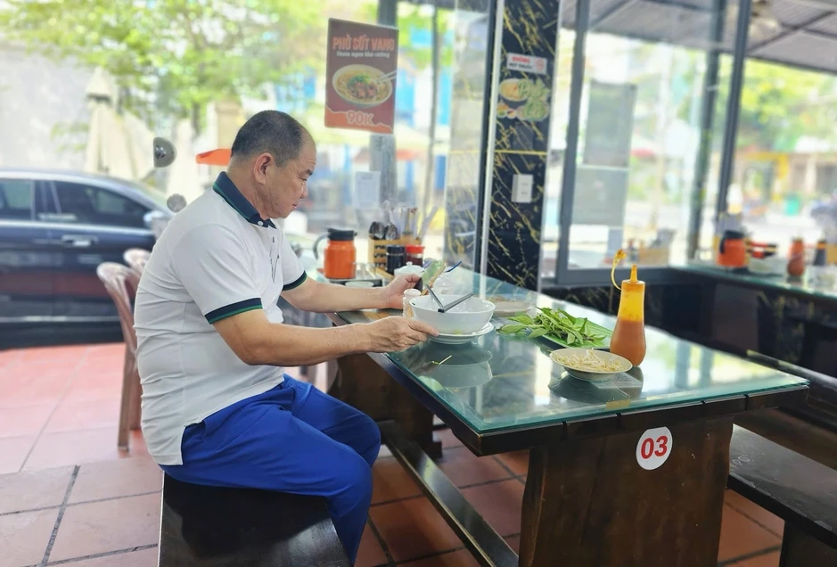 Vì sao giá xăng hạ nhiệt, nhưng giá tô phở, gói xôi vẫn cao? Vì sao giá xăng hạ nhiệt, nhưng giá tô phở, gói xôi vẫn cao?