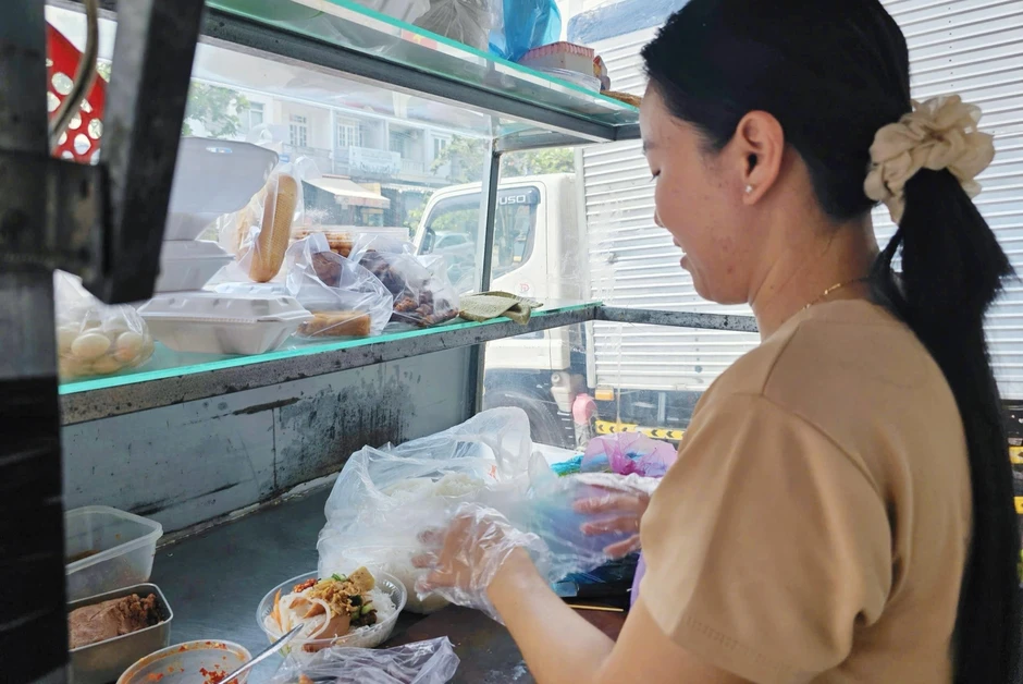 Vì sao giá xăng hạ nhiệt, nhưng giá tô phở, gói xôi vẫn cao? Vì sao giá xăng hạ nhiệt, nhưng giá tô phở, gói xôi vẫn cao?