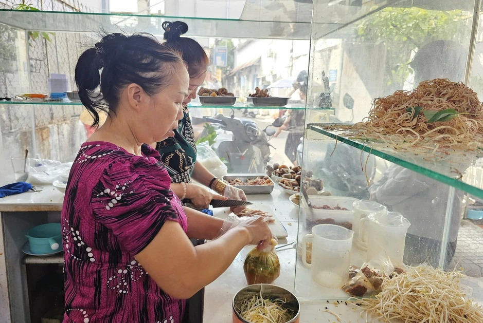 Vì sao giá xăng hạ nhiệt, nhưng giá tô phở, gói xôi vẫn cao? Vì sao giá xăng hạ nhiệt, nhưng giá tô phở, gói xôi vẫn cao?