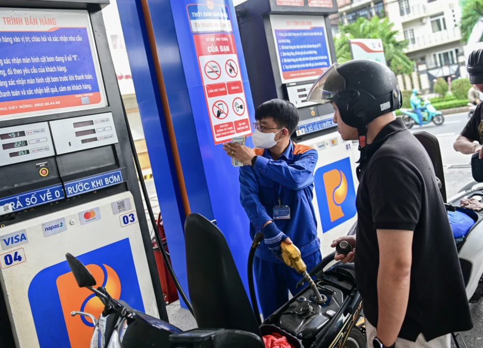 Vì sao xả mạnh quỹ bình ổn giữa đêm, giá xăng dầu vẫn neo ở ngưỡng cao? Vì sao xả mạnh quỹ bình ổn giữa đêm, giá xăng dầu vẫn neo ở ngưỡng cao?