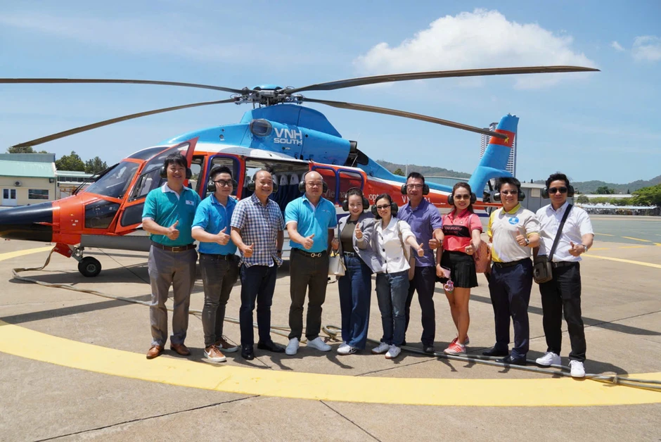 VIDEO: Du khách lần đầu tiên check-in trên tour du lịch bằng trực thăng ở TPHCM VIDEO: Du khách lần đầu tiên check-in trên tour du lịch bằng trực thăng ở TPHCM