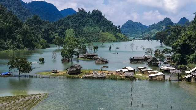 Việt Nam có “vịnh” 300 ha nằm giữa núi: Không thông ra biển, chỉ xuất hiện 4 tháng trong năm Việt Nam có “vịnh” 300 ha nằm giữa núi: Không thông ra biển, chỉ xuất hiện 4 tháng trong năm
