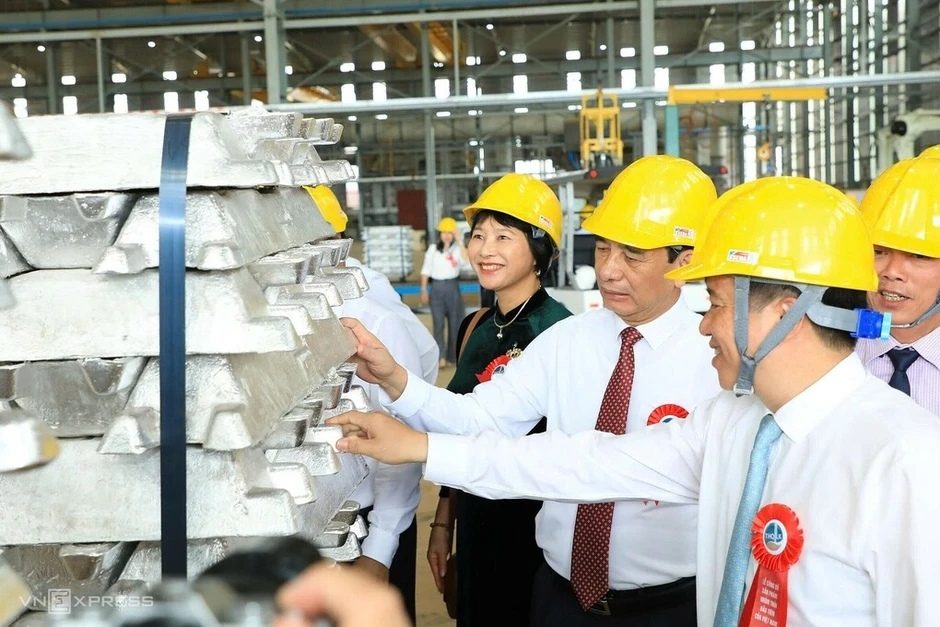 Việt Nam ra lò sản phẩm nhôm thỏi đầu tiên Việt Nam ra lò sản phẩm nhôm thỏi đầu tiên