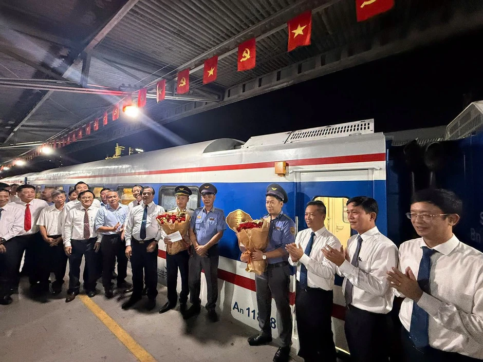 Việt Nam vừa hoàn thành nâng cấp 32 toa tàu, phục vụ chuyến chạy 411 km xuyên 4 tỉnh trong ~8 tiếng: Hiện đại như ở Nhật Bản, Italia, giá vé chỉ từ vài trăm nghìn đồng Việt Nam vừa hoàn thành nâng cấp 32 toa tàu, phục vụ chuyến chạy 411 km xuyên 4 tỉnh trong ~8 tiếng: Hiện đại như ở Nhật Bản, Italia, giá vé chỉ từ vài trăm nghìn đồng