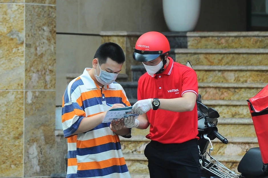 Viettel Post tăng phụ phí xăng dầu lên 10%, phí giao hàng thêm đắt Viettel Post tăng phụ phí xăng dầu lên 10%, phí giao hàng thêm đắt