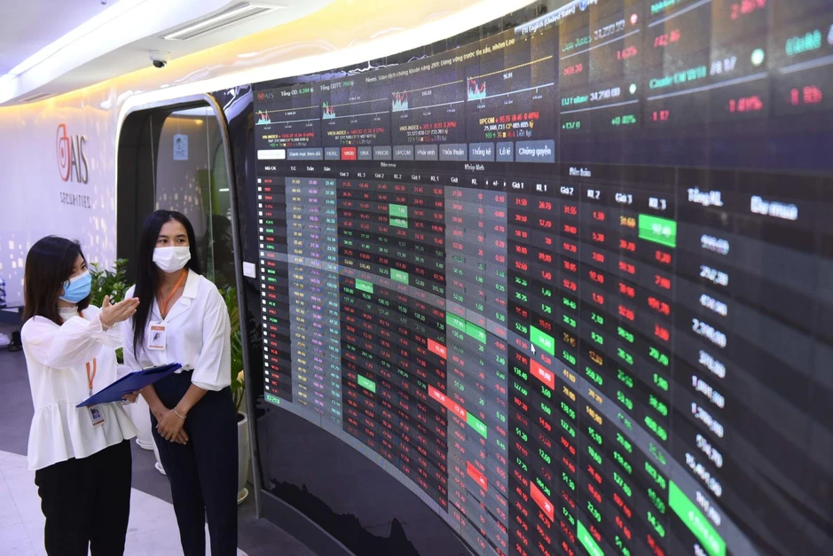 VN-Index đảo chiều, mất sắc xanh dù có lúc tăng hơn 27 điểm
