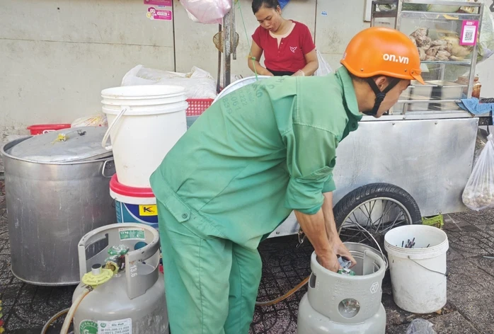 Vừa tăng 40.000 đồng/bình 12 kg, giá gas có thể tăng tiếp 70.000 đồng Vừa tăng 40.000 đồng/bình 12 kg, giá gas có thể tăng tiếp 70.000 đồng