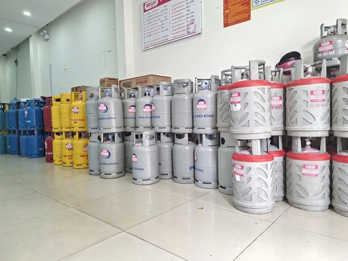 Vừa tăng 40.000 đồng/bình 12 kg, giá gas có thể tăng tiếp 70.000 đồng Vừa tăng 40.000 đồng/bình 12 kg, giá gas có thể tăng tiếp 70.000 đồng