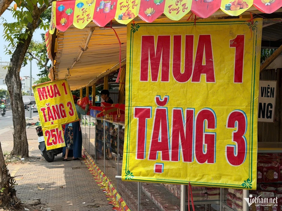 Vừa vào mùa, bánh Trung thu đã có nơi mua 1 được 4 Vừa vào mùa, bánh Trung thu đã có nơi mua 1 được 4
