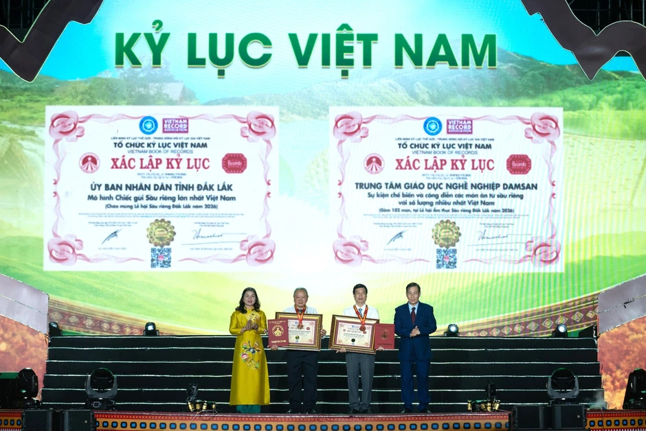 Xác lập kỷ lục 'chiếc gùi sầu riêng lớn nhất Việt Nam' Xác lập kỷ lục 'chiếc gùi sầu riêng lớn nhất Việt Nam'