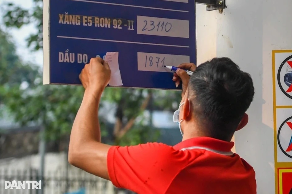 Xăng E5 bất ngờ đắt khách, nhiều cửa hàng ở Hà Nội mở bán thêm Xăng E5 bất ngờ đắt khách, nhiều cửa hàng ở Hà Nội mở bán thêm