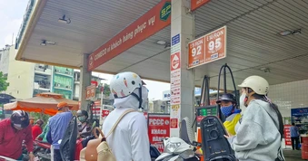 Xăng E5 được lùng mua