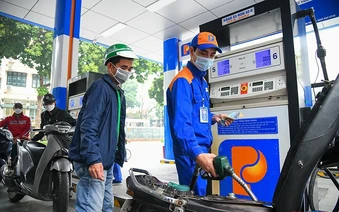 Xăng E5RON92 tiếp tục giảm hơn 400 đồng/lít