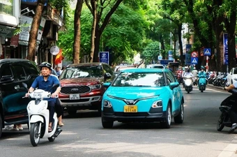 Xe điện taxi bất ngờ giảm cước giữa lúc giá xăng tăng