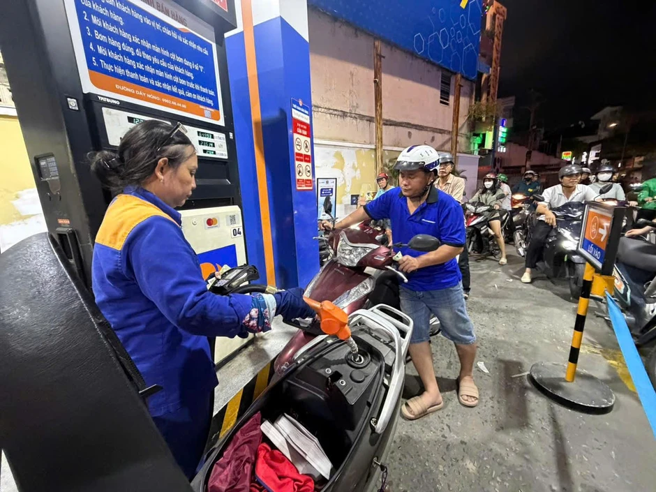 Xe điện taxi bất ngờ giảm cước giữa lúc giá xăng tăng Xe điện taxi bất ngờ giảm cước giữa lúc giá xăng tăng