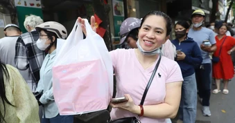 Xếp hàng cả tiếng chờ mua bánh Trung thu ở Hà Nội
