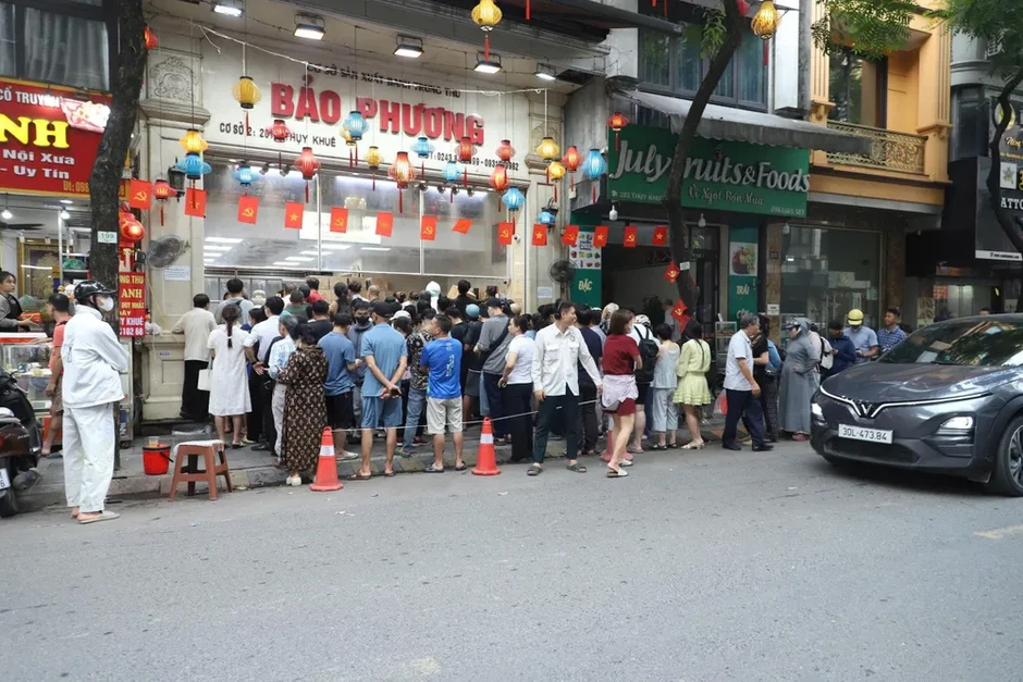 Xếp hàng cả tiếng chờ mua bánh Trung thu ở Hà Nội Xếp hàng cả tiếng chờ mua bánh Trung thu ở Hà Nội