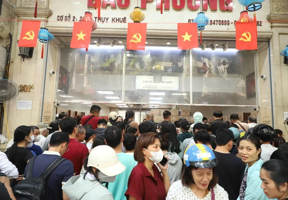 Xếp hàng cả tiếng chờ mua bánh Trung thu ở Hà Nội Xếp hàng cả tiếng chờ mua bánh Trung thu ở Hà Nội