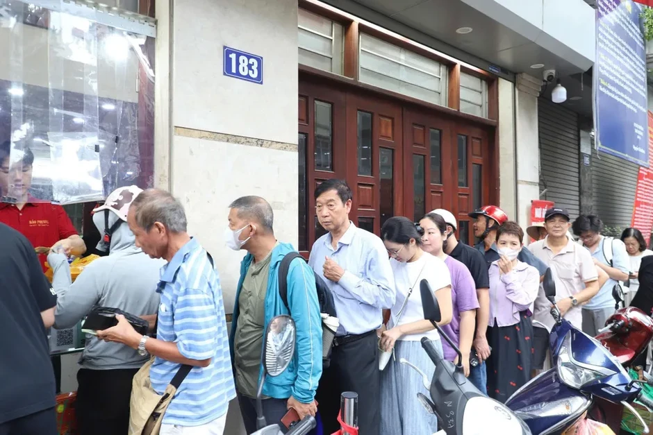 Xếp hàng cả tiếng chờ mua bánh Trung thu ở Hà Nội Xếp hàng cả tiếng chờ mua bánh Trung thu ở Hà Nội