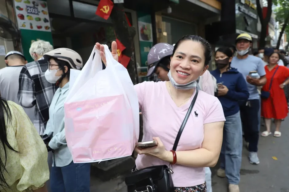 Xếp hàng cả tiếng chờ mua bánh Trung thu ở Hà Nội Xếp hàng cả tiếng chờ mua bánh Trung thu ở Hà Nội