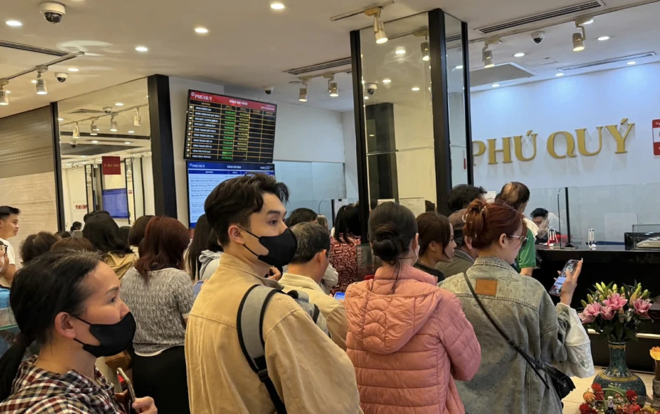 Xếp hàng mua vàng bạc vì 'sợ bỏ lỡ', người mua gặp cảnh tréo ngoe Xếp hàng mua vàng bạc vì 'sợ bỏ lỡ', người mua gặp cảnh tréo ngoe