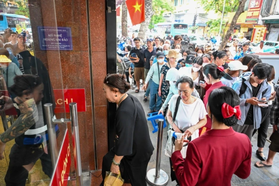 Xếp hàng mua vàng khi Bảo Tín Minh Châu mở cửa trở lại
