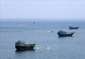 Xung đột tái bùng phát, lượng dầu vận chuyển qua eo biển Hormuz sụt giảm