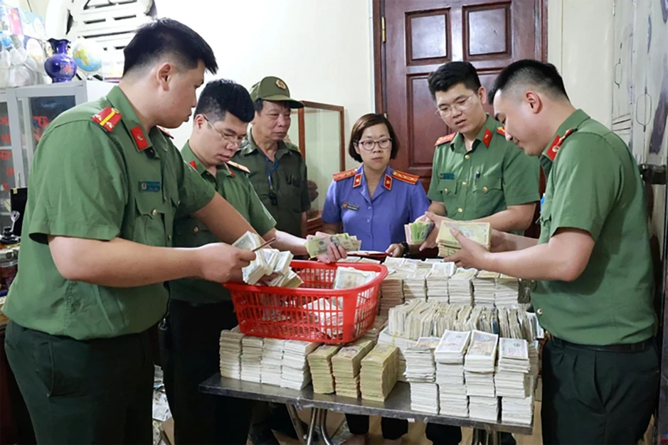 ‘Bỏ túi’ hàng tỷ đồng tiền công đức, 3 người ở đền Kỳ Cùng bị khởi tố ‘Bỏ túi’ hàng tỷ đồng tiền công đức, 3 người ở đền Kỳ Cùng bị khởi tố