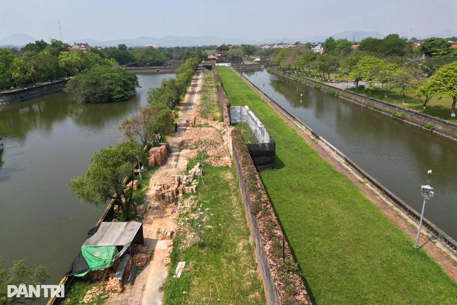 “Chống nạng” cho tường Hoàng thành Huế “Chống nạng” cho tường Hoàng thành Huế