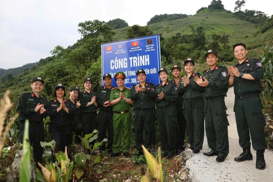 “Con đường Đoàn kết” nối những cột mốc nơi biên cương “Con đường Đoàn kết” nối những cột mốc nơi biên cương