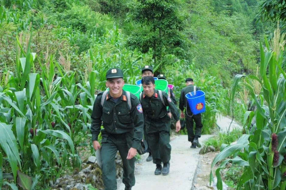 “Con đường Đoàn kết” nối những cột mốc nơi biên cương “Con đường Đoàn kết” nối những cột mốc nơi biên cương