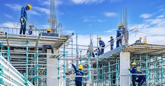 “Cơn lốc” tuyển dụng chưa từng có từ tỷ phú Phạm Nhật Vượng: Thợ xây, sơn, ốp lát... lương tới 41 triệu đồng/tháng, đã có 120.000 công nhân vẫn tuyển thêm 80.000 người nữa
